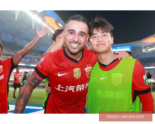 上海海港队新赛季红色战袍正式亮相，备受期待的征程即将开启